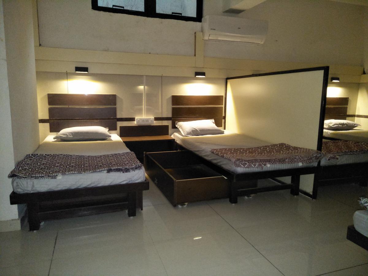 Night Halt Dormitory Ahmedabad Exterior photo