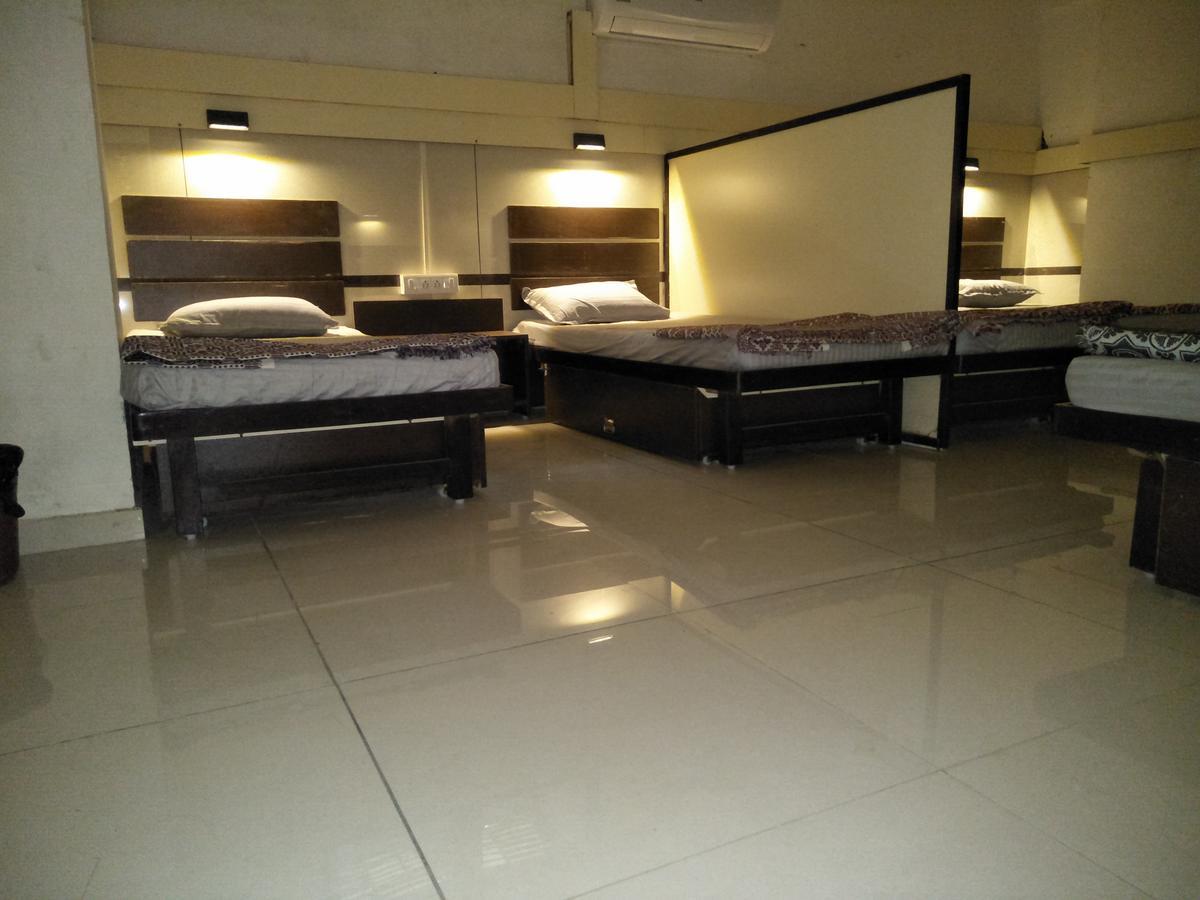 Night Halt Dormitory Ahmedabad Exterior photo