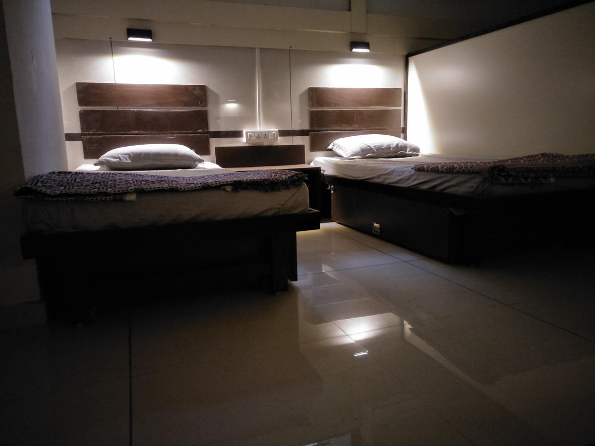 Night Halt Dormitory Ahmedabad Exterior photo