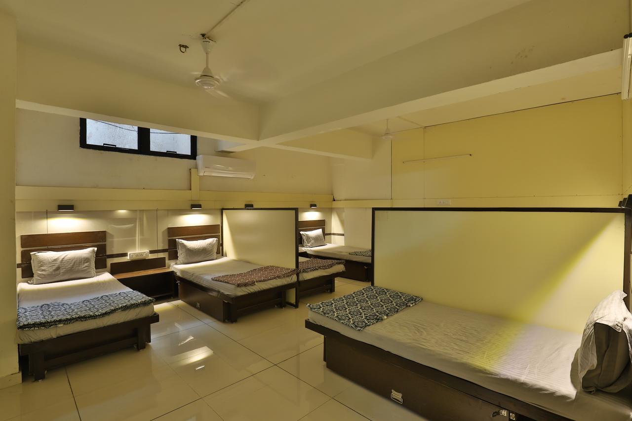 Night Halt Dormitory Ahmedabad Exterior photo