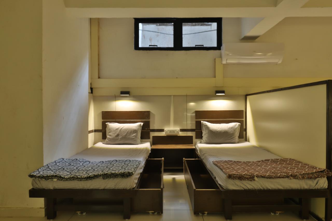 Night Halt Dormitory Ahmedabad Exterior photo
