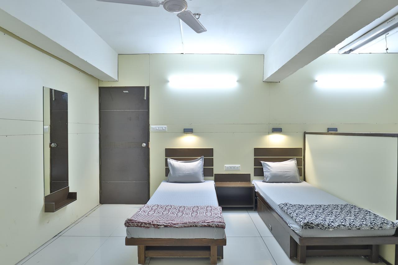 Night Halt Dormitory Ahmedabad Exterior photo
