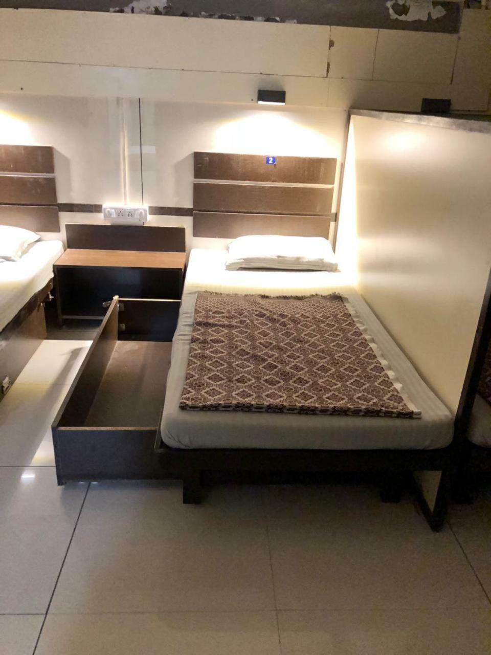 Night Halt Dormitory Ahmedabad Exterior photo