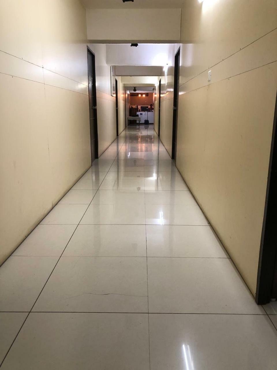 Night Halt Dormitory Ahmedabad Exterior photo
