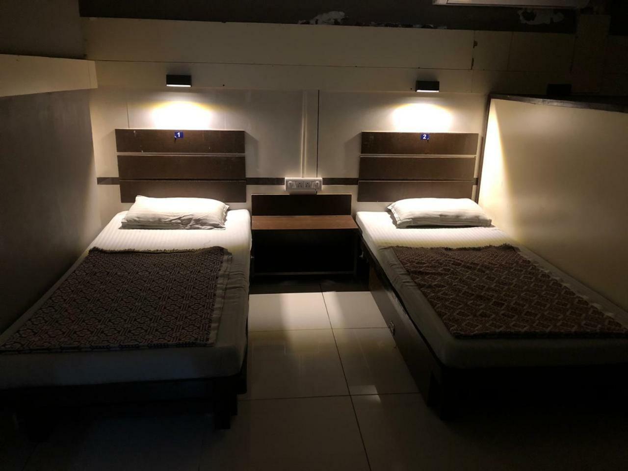 Night Halt Dormitory Ahmedabad Exterior photo